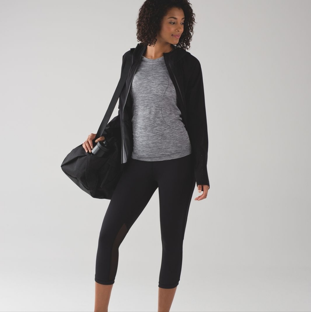 EUC 💎 Lululemon Luxtreme® Hit It 21' Crop Black Size 4